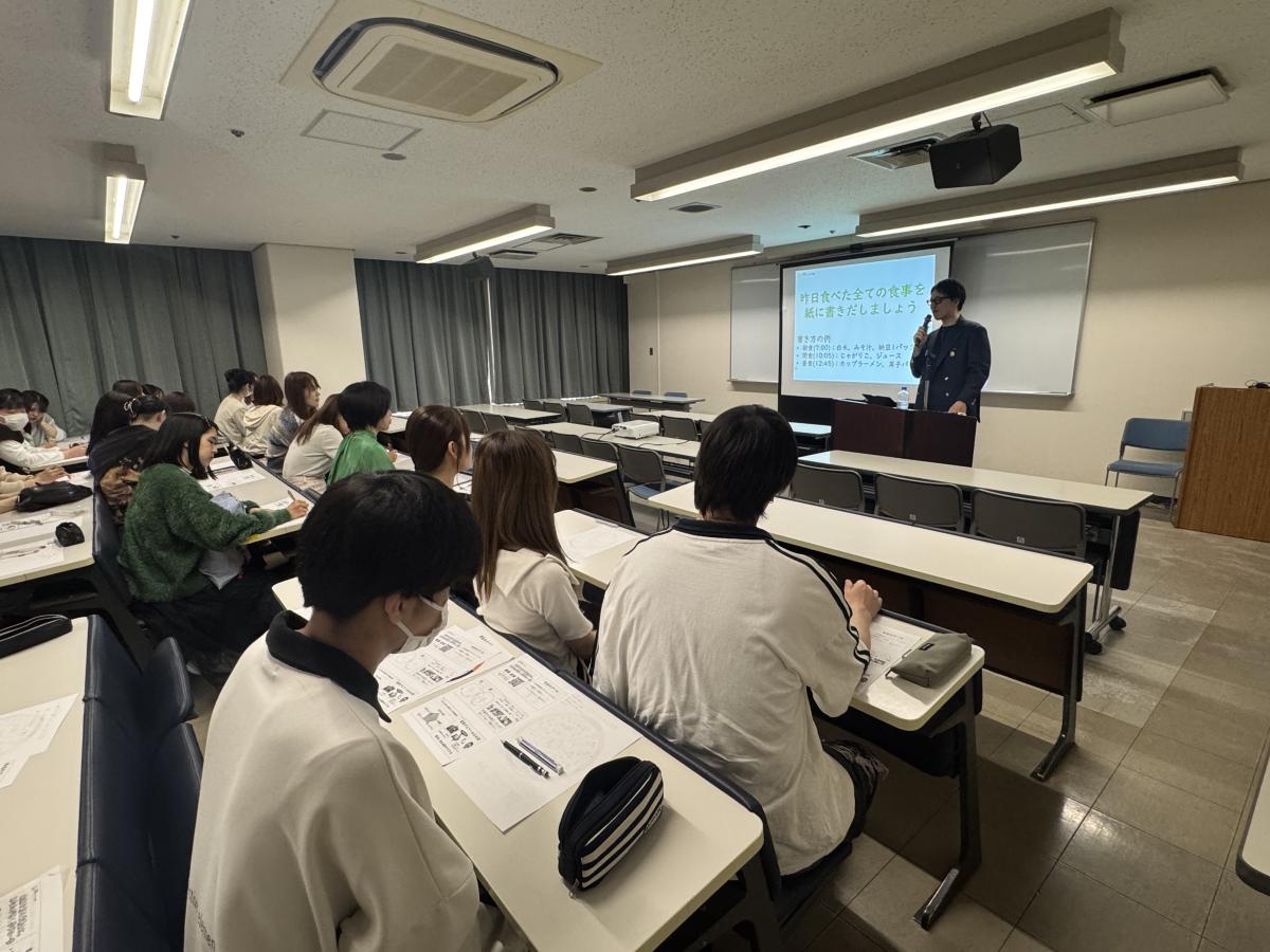 大阪の栄養士養成校 辻学園栄養専門学校と日本 栄養 コンシェルジュ 協会のコラボイベントが開催!管理栄養士の廣瀬 直樹 講師が栄養士を目指す1年生に課外授業として特別講演を行いました。