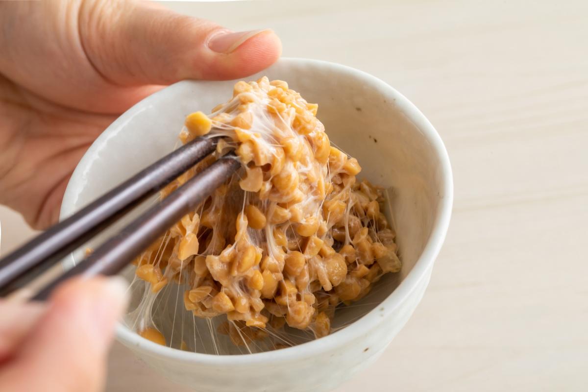 【管理 栄養士 監修】納豆のカロリーや栄養、糸引き納豆とひきわり納豆の違いなどについて栄養コンシェルジュがご紹介